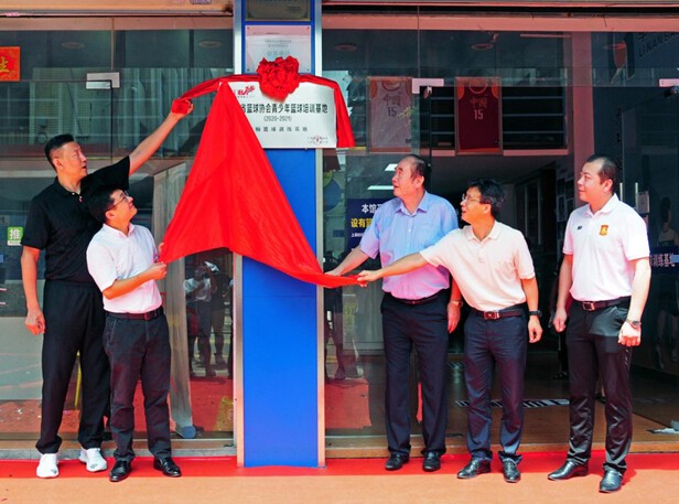 老年篮球爱好者如何练习控卫技巧_1
